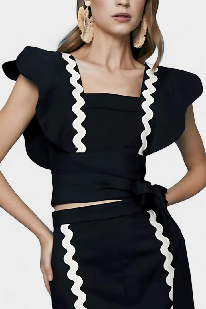 Fabiana Top Elegante con Volantes y Costuras en Contraste