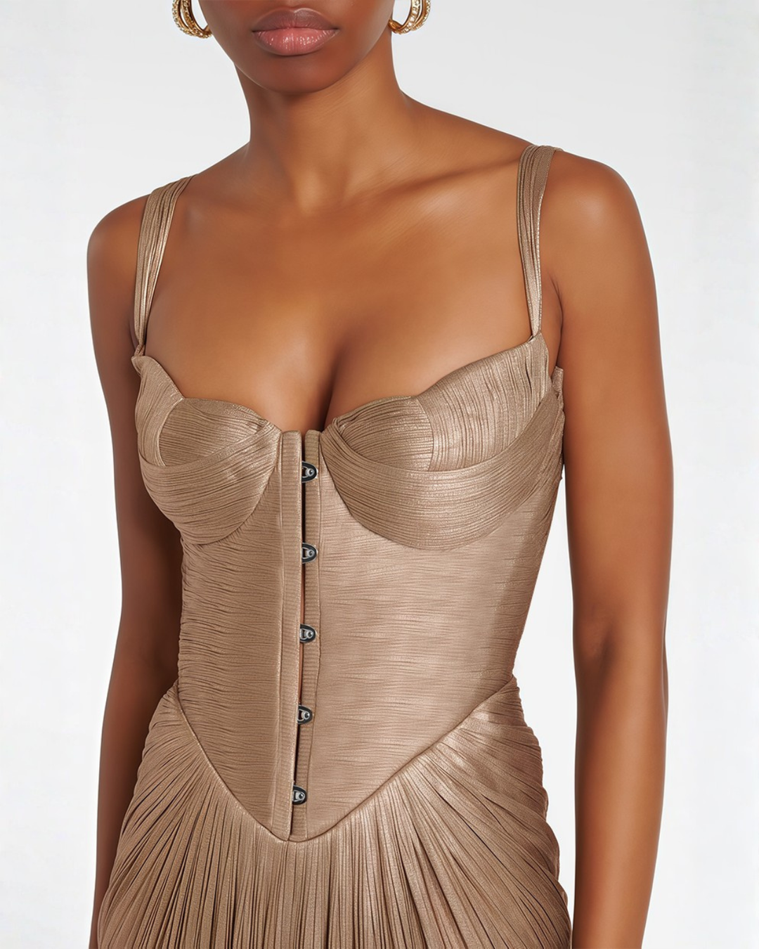 Vestido maxi dorado para mujer con corsé plisado y tirantes finos, espalda con cordones