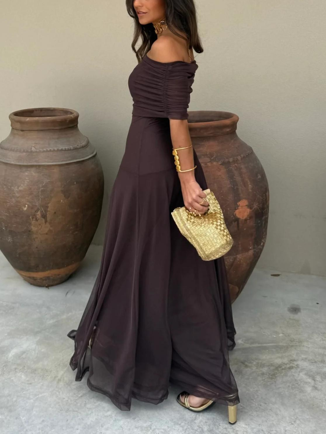 Vestido maxi marrón con hombros al descubierto y drapeado plisado