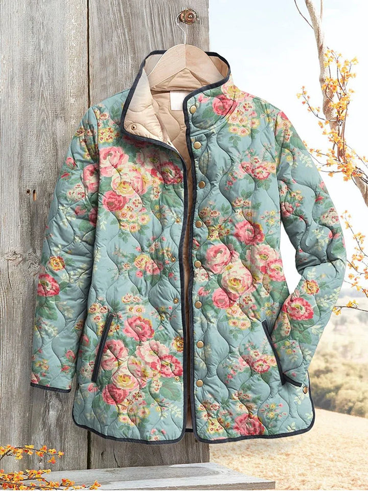 Abrigo femenino acolchado con un bonito estampado floral