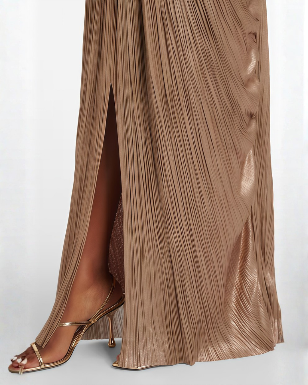 Vestido maxi dorado para mujer con corsé plisado y tirantes finos, espalda con cordones