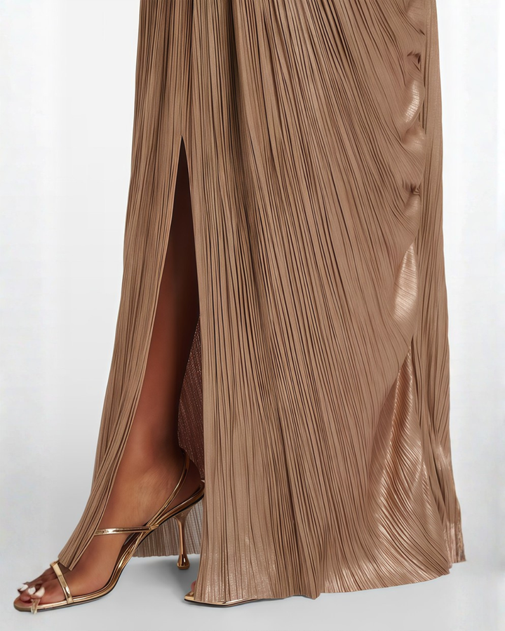 Vestido maxi dorado para mujer con corsé plisado y tirantes finos, espalda con cordones