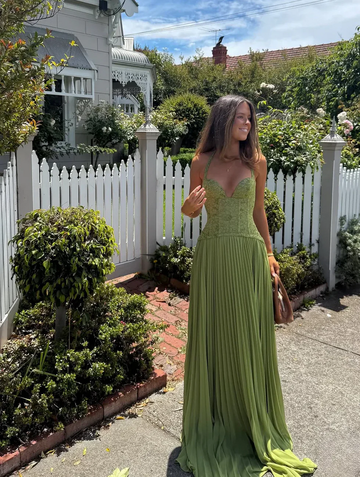 Vestido maxi de mujer verde con escote halter, corsé en la espalda y plisado