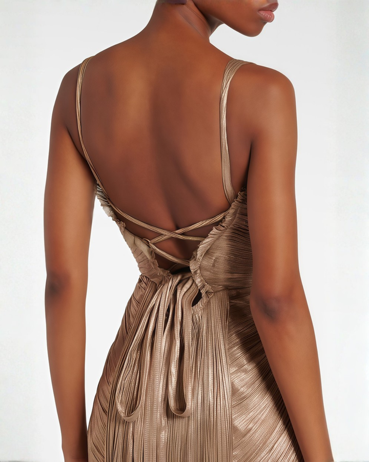 Vestido maxi dorado para mujer con corsé plisado y tirantes finos, espalda con cordones