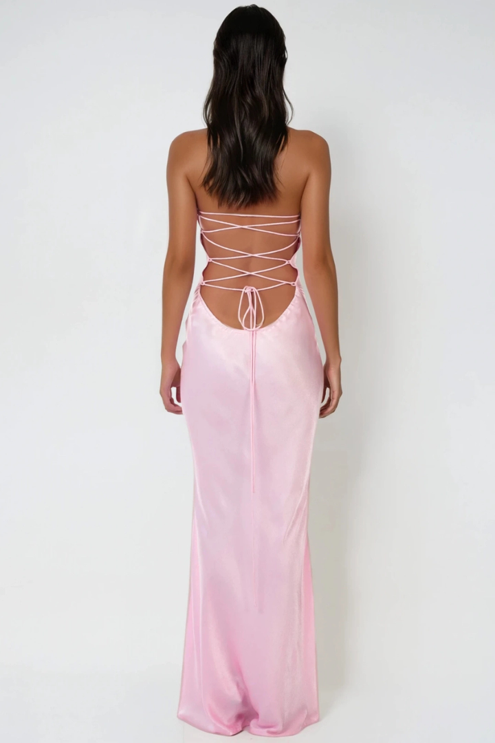 Vestido maxi de mujer con cuello halter, cuerpo adornado y espalda con cordones, corte recto