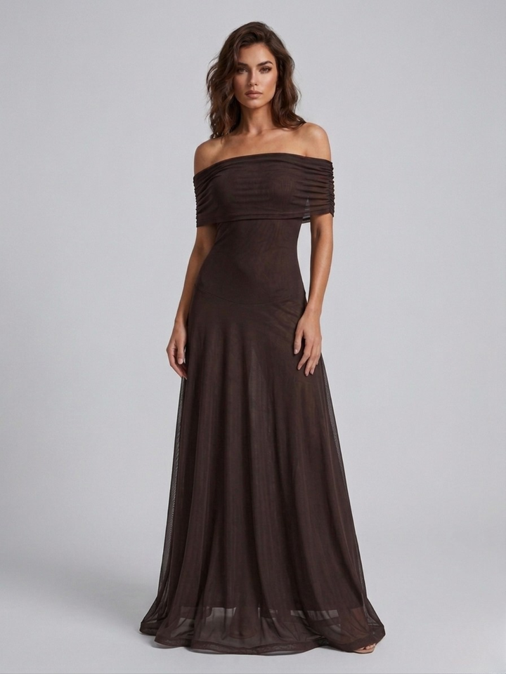 Vestido maxi marrón con hombros al descubierto y drapeado plisado