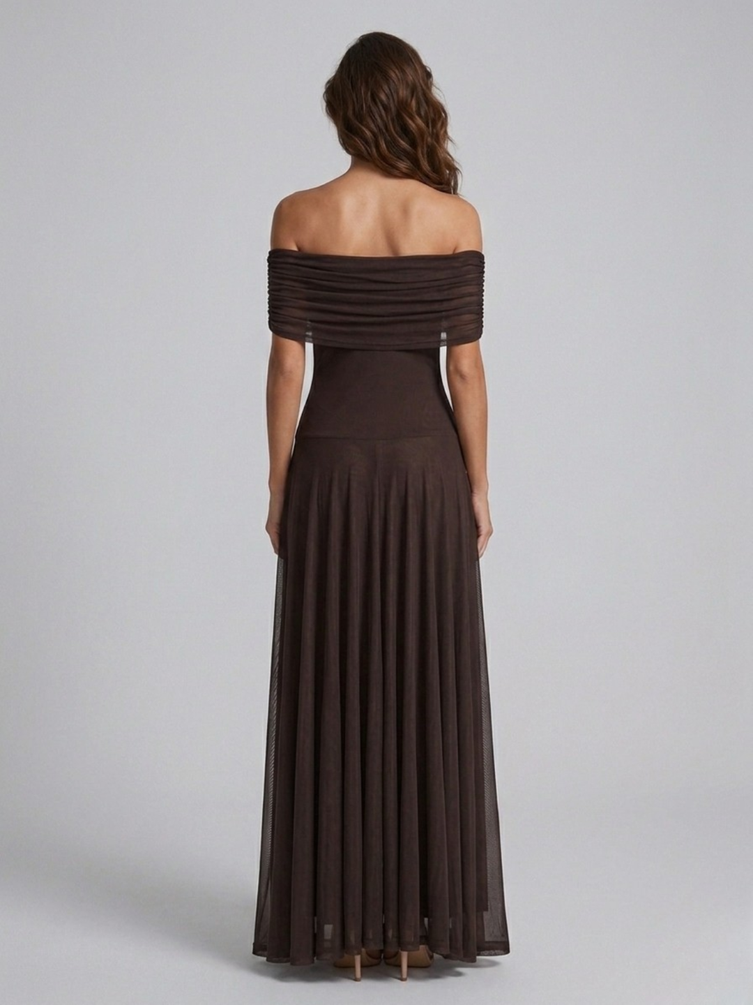 Vestido maxi marrón con hombros al descubierto y drapeado plisado