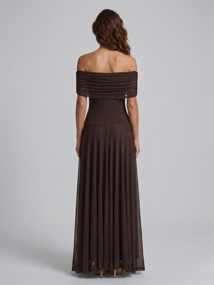 Vestido maxi marrón con hombros al descubierto y drapeado plisado