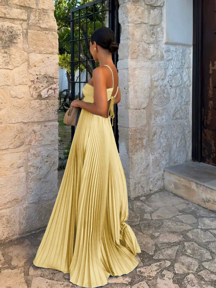 Vestido maxi con cuello halter plisado y corte lateral en la cintura