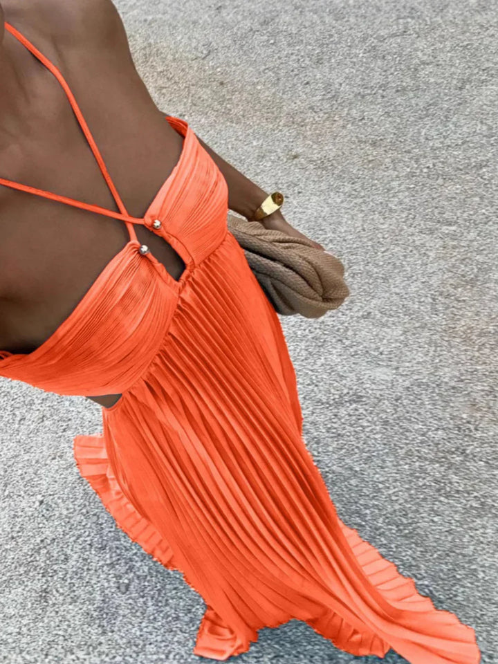 Vestido maxi con cuello halter plisado y corte lateral en la cintura
