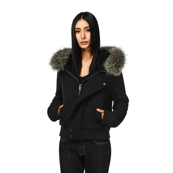 Chaqueta bomber corta de señora con capucha voluminoso y puños con abertura para el pulgar