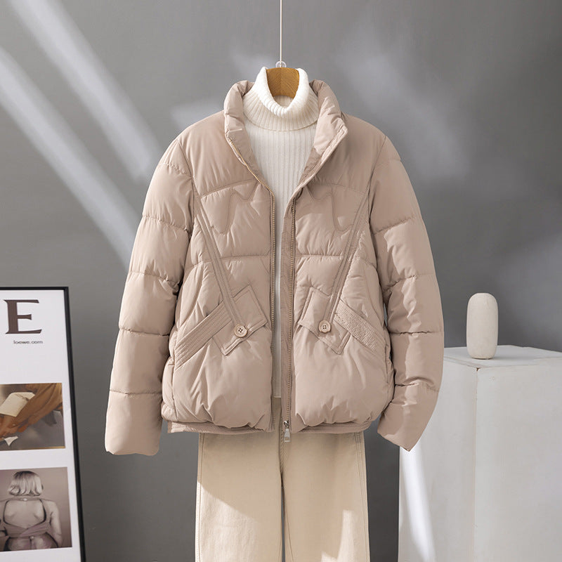 Chaqueta corta acolchada de señora con cuello alto y bolsillos con solapa
