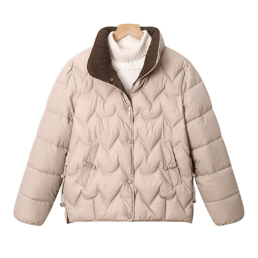 Chaqueta corta acolchada para señora, con acolchado en arco y tapeta con botones a presión