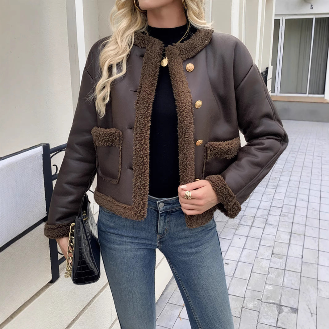 Chaqueta corta de señora con cuello y bolsillos aplicados