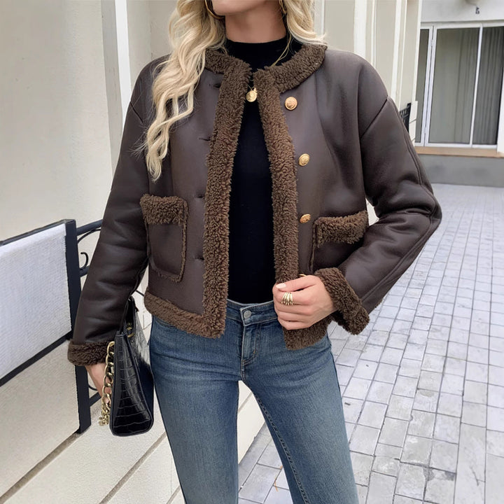 Chaqueta corta de señora con cuello y bolsillos aplicados