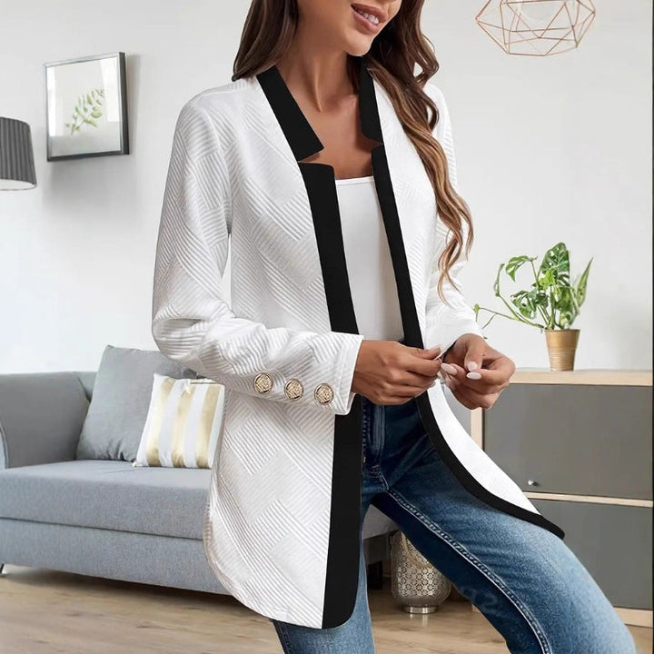 Blazer de señora con corte entallado y cuello en contraste