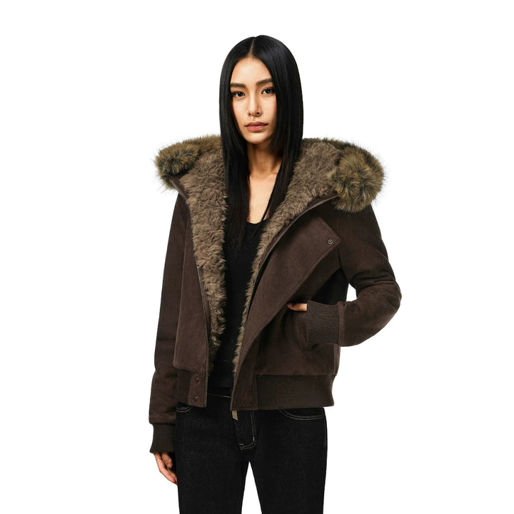 Chaqueta bomber corta de señora con capucha voluminoso y puños con abertura para el pulgar