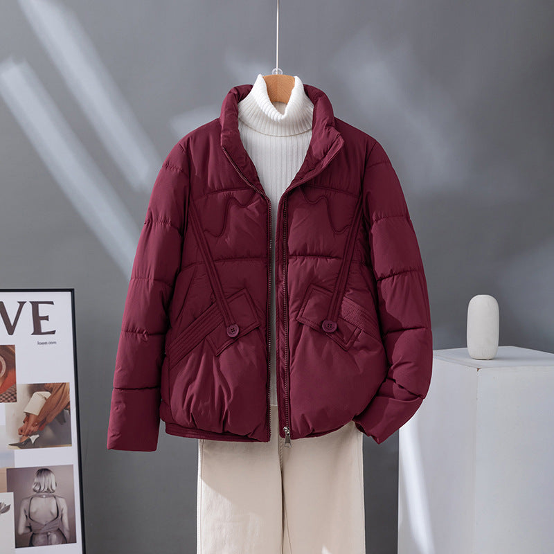 Chaqueta corta acolchada de señora con cuello alto y bolsillos con solapa