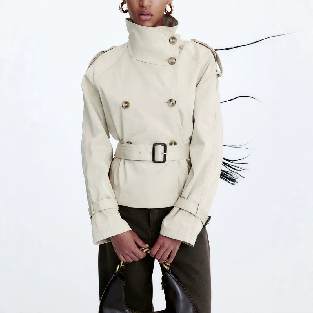 Abrigo trench de señora con cinturón y tapeta de botones doble