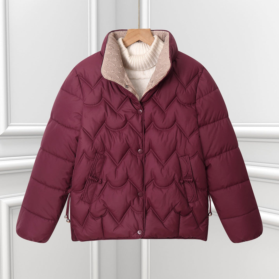 Chaqueta corta acolchada para señora, con acolchado en arco y tapeta con botones a presión