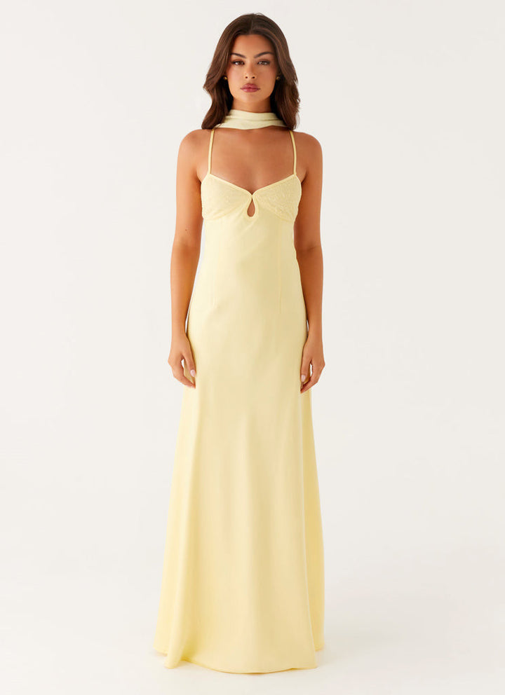 Vestido maxi de mujer en amarillo pálido con tirantes finos, escote recortado y lazo en la espalda