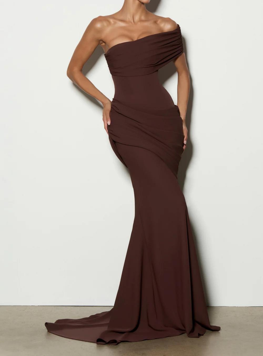 Vestido maxi de un hombro con corte sirena drapeado y espalda con cordones