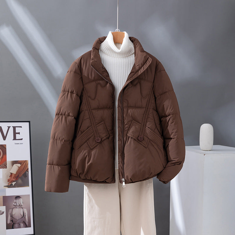 Chaqueta corta acolchada de señora con cuello alto y bolsillos con solapa