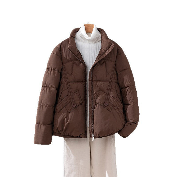 Chaqueta corta acolchada de señora con cuello alto y bolsillos con solapa