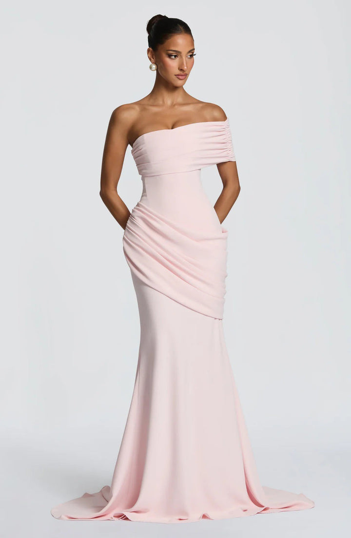 Vestido maxi de un hombro con corte sirena drapeado y espalda con cordones