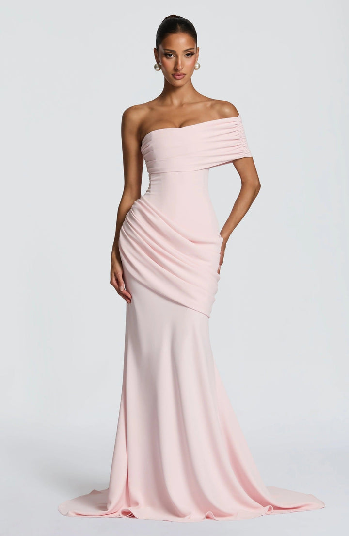 Vestido maxi de un hombro con corte sirena drapeado y espalda con cordones