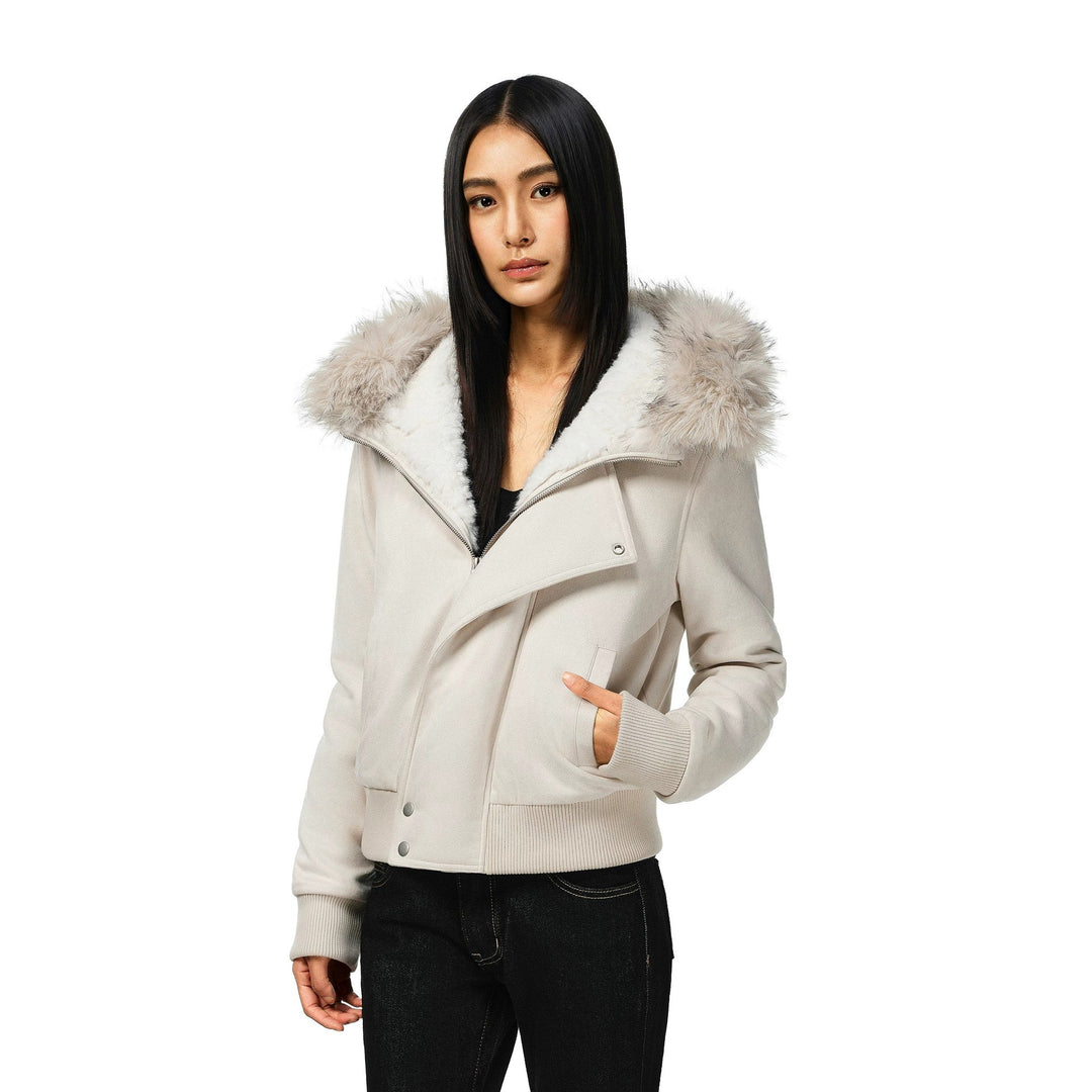 Chaqueta bomber corta de señora con capucha voluminoso y puños con abertura para el pulgar