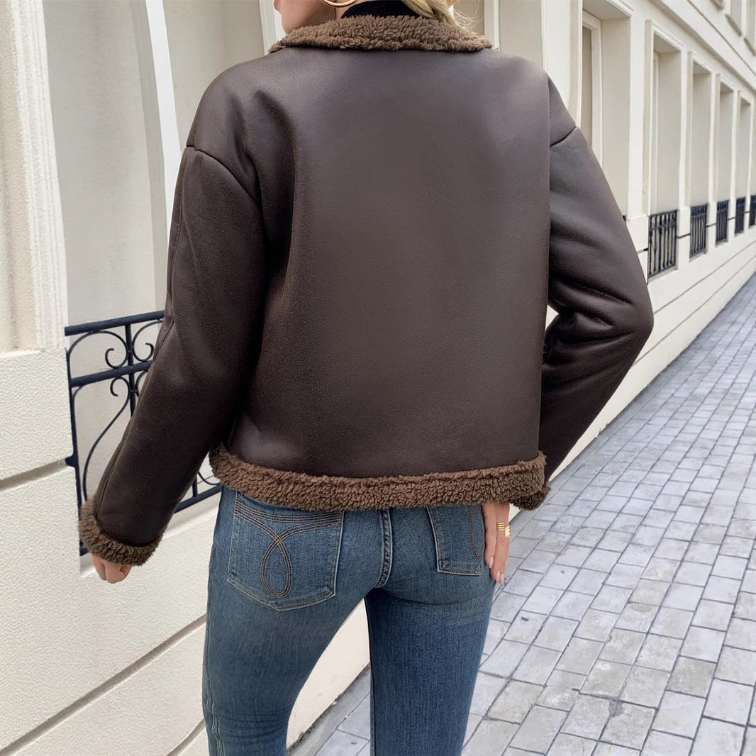 Chaqueta corta de señora con cuello y bolsillos aplicados