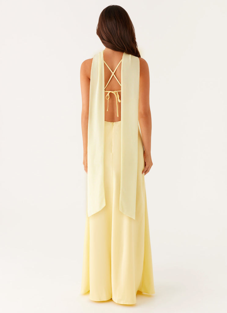 Vestido maxi de mujer en amarillo pálido con tirantes finos, escote recortado y lazo en la espalda