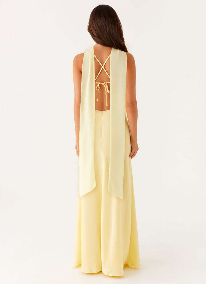 Vestido maxi de mujer en amarillo pálido con tirantes finos, escote recortado y lazo en la espalda