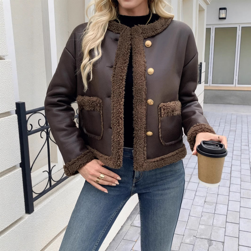 Chaqueta corta de señora con cuello y bolsillos aplicados