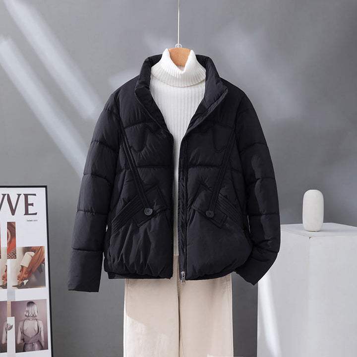 Chaqueta corta acolchada de señora con cuello alto y bolsillos con solapa