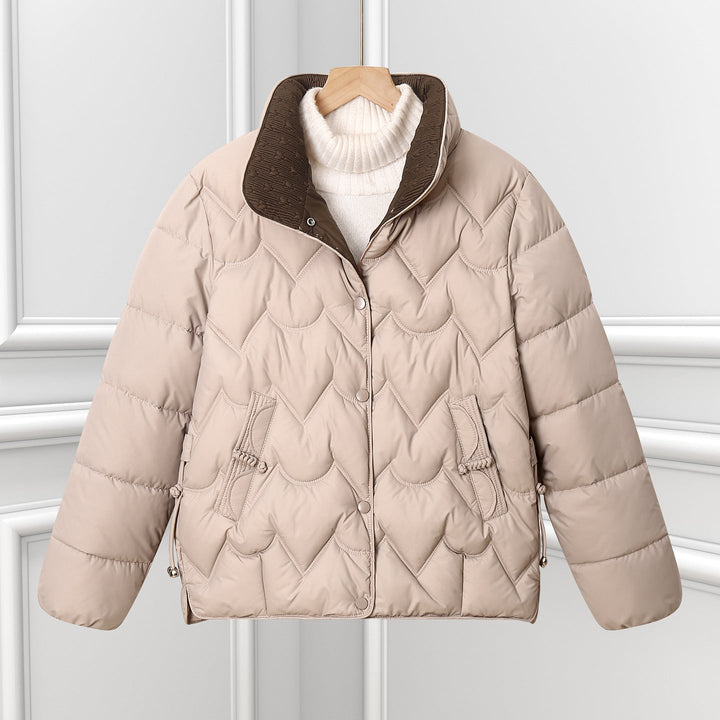 Chaqueta corta acolchada para señora, con acolchado en arco y tapeta con botones a presión