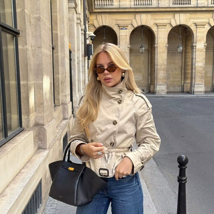 Abrigo trench de señora con cinturón y tapeta de botones doble