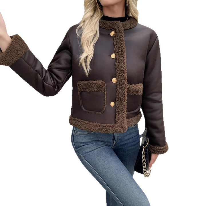 Chaqueta corta de señora con cuello y bolsillos aplicados
