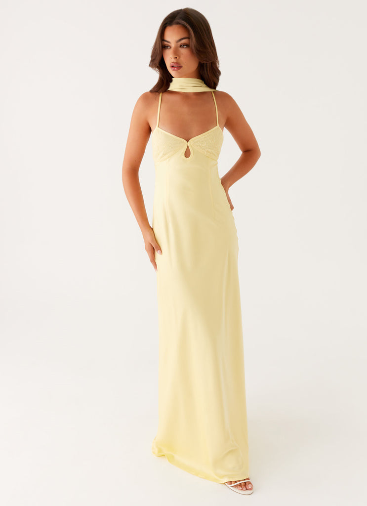 Vestido maxi de mujer en amarillo pálido con tirantes finos, escote recortado y lazo en la espalda