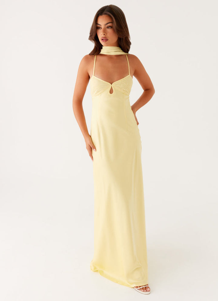 Vestido maxi de mujer en amarillo pálido con tirantes finos, escote recortado y lazo en la espalda