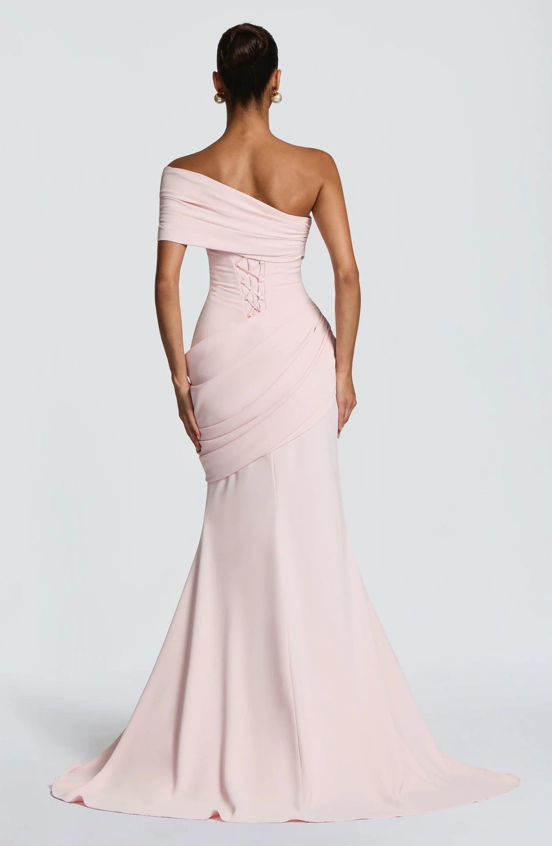 Vestido maxi de un hombro con corte sirena drapeado y espalda con cordones
