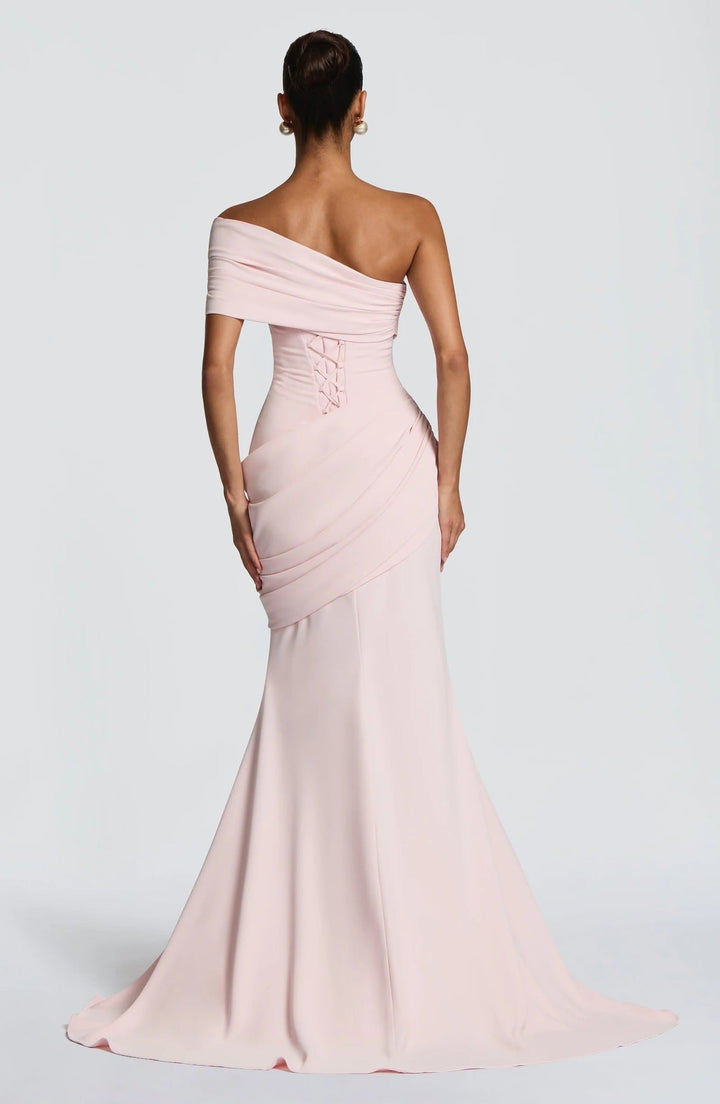 Vestido maxi de un hombro con corte sirena drapeado y espalda con cordones