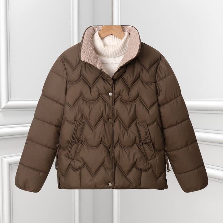 Chaqueta corta acolchada para señora, con acolchado en arco y tapeta con botones a presión