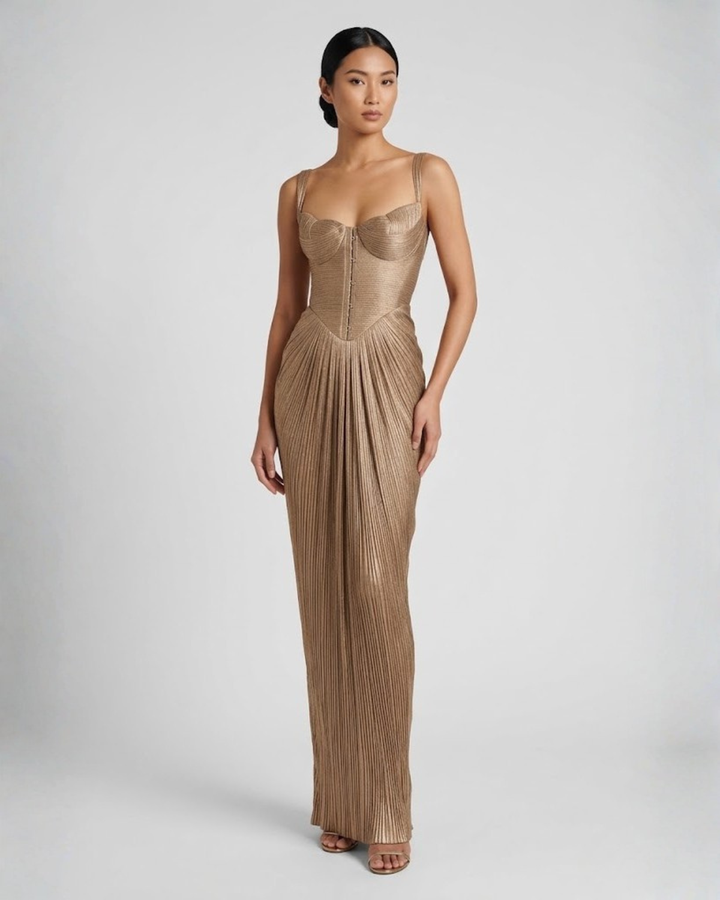 Vestido maxi dorado para mujer con corsé plisado y tirantes finos, espalda con cordones