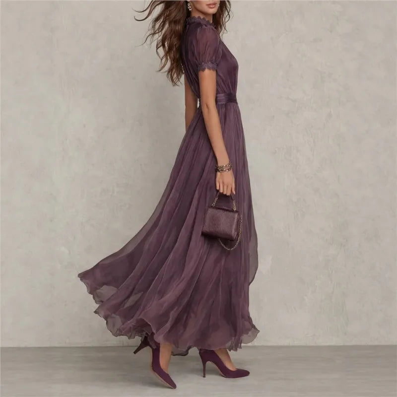 Vestido maxi de cuello alto con corte en forma de llave y mangas cortas plisadas