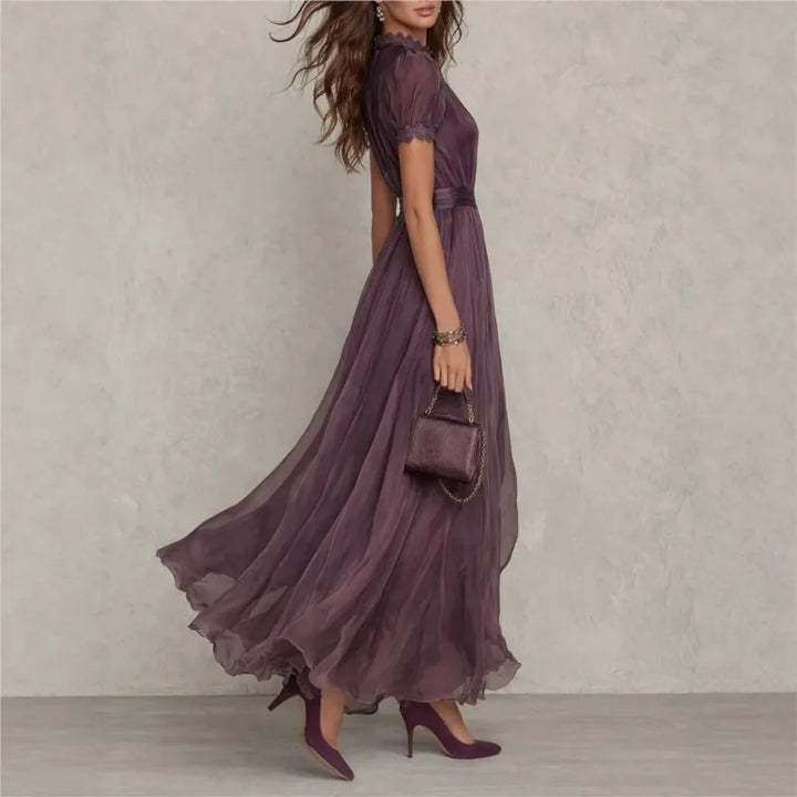 Vestido maxi de cuello alto con corte en forma de llave y mangas cortas plisadas