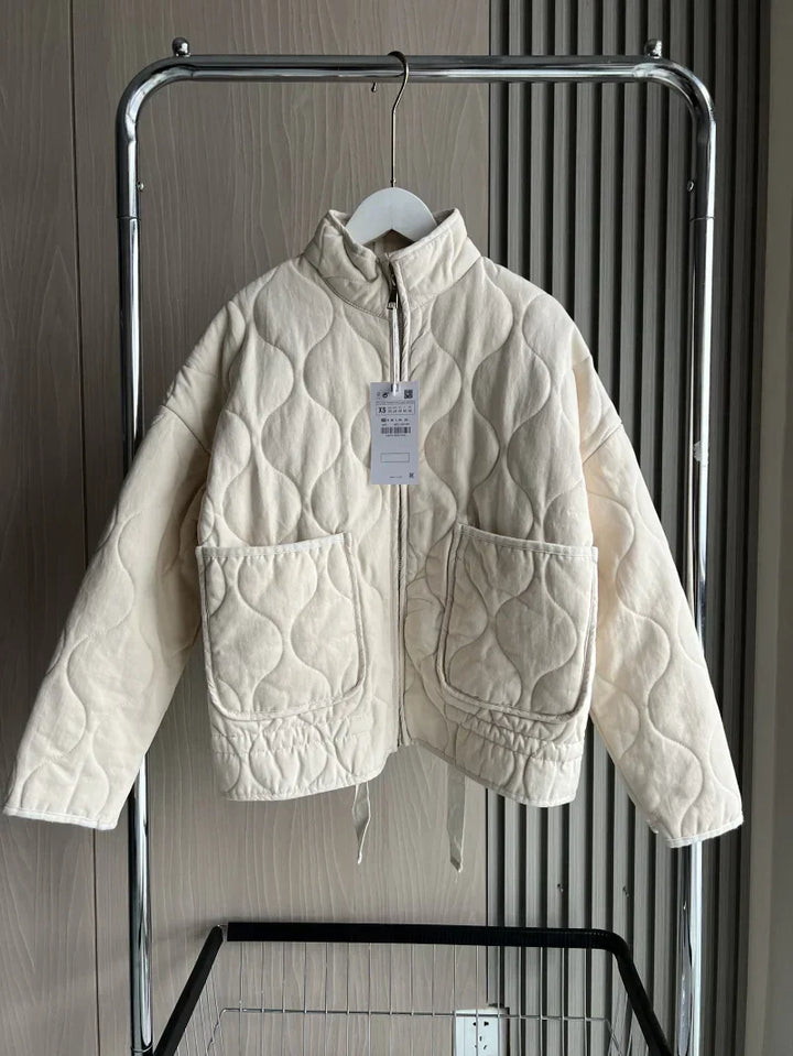Abrigo acolchado cropped para mujer, con bolsillos y cinturón para atar