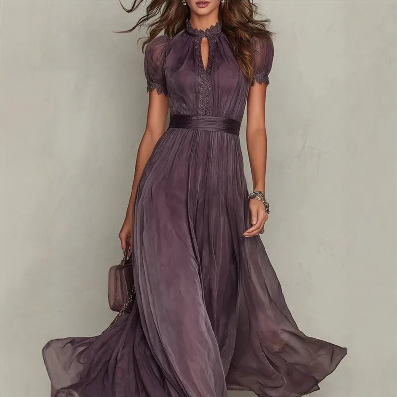 Vestido maxi de cuello alto con corte en forma de llave y mangas cortas plisadas