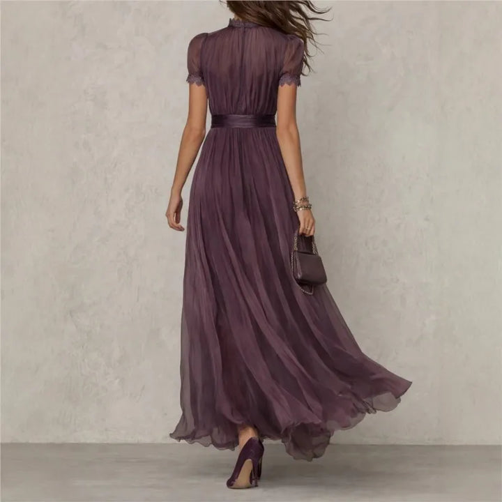 Vestido maxi de cuello alto con corte en forma de llave y mangas cortas plisadas